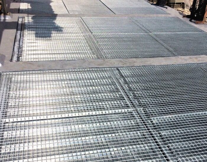 Pose des caillebotis sur les volets coupe feu EXTICOV sur la fosse transformateur