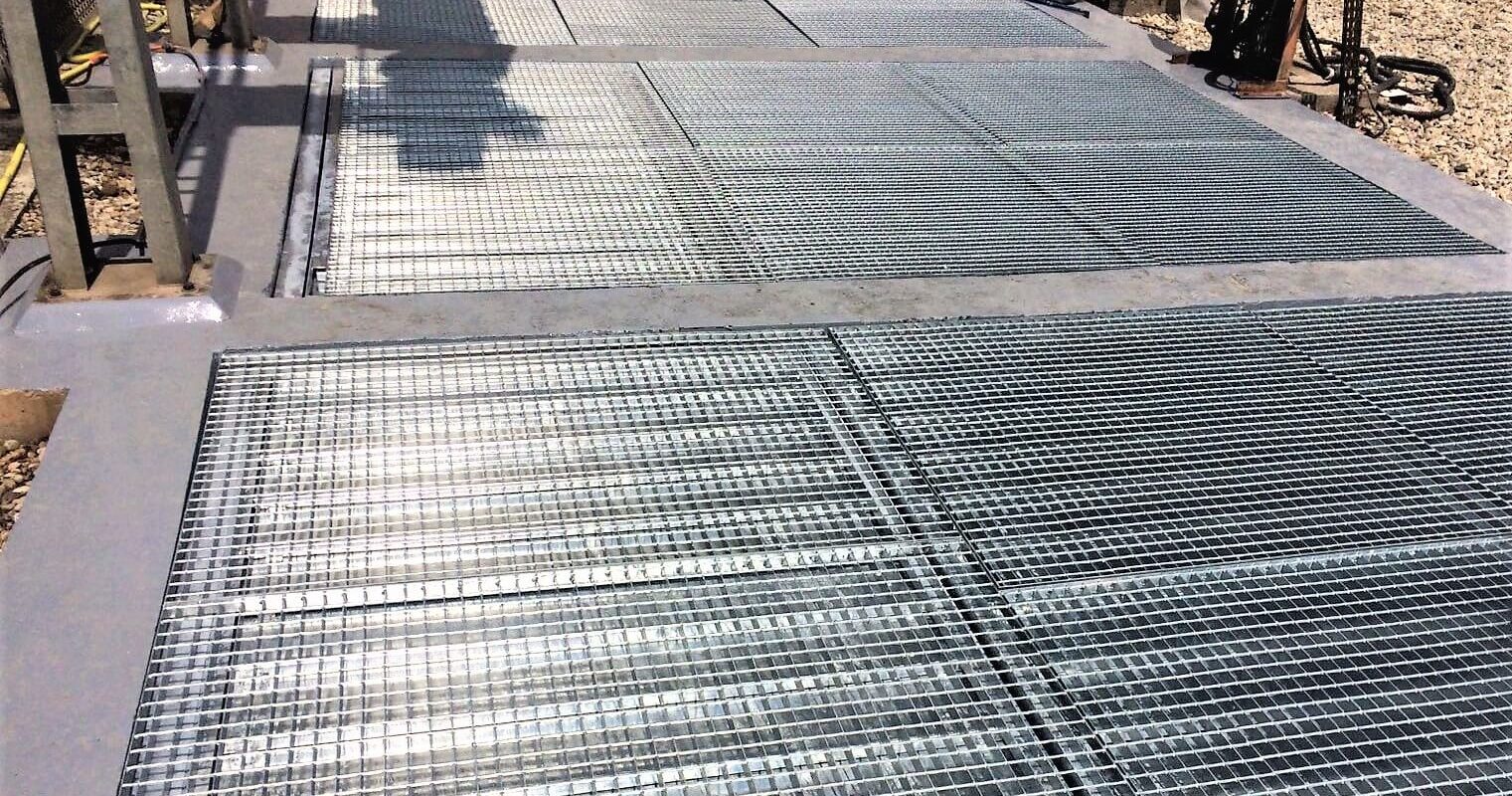 Pose des caillebotis sur les volets coupe feu EXTICOV sur la fosse transformateur